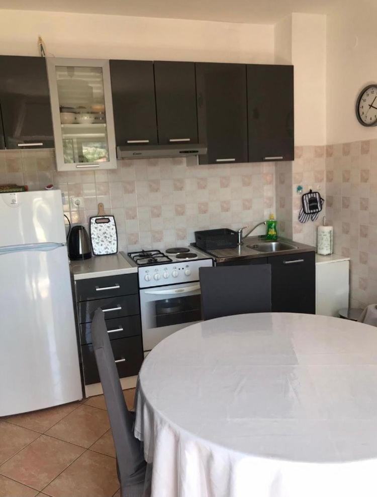 Apartments Mira Splitska Eksteriør bilde